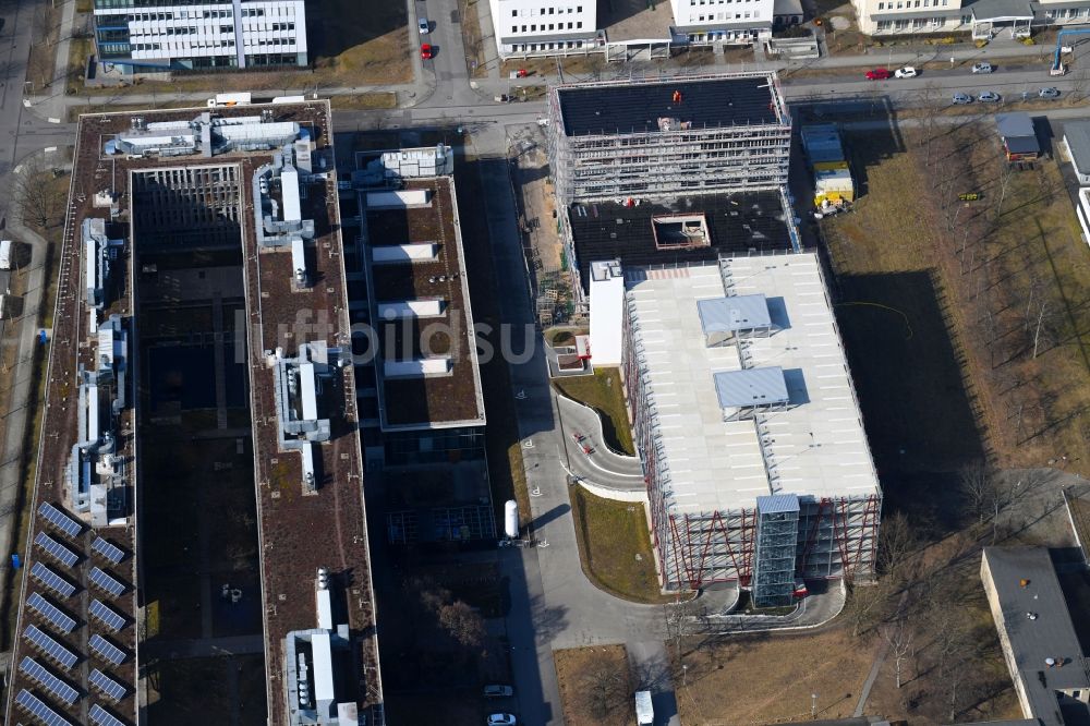 Berlin von oben - Neubau- Baustelle im Gewerbegebiet am EUROPA-CENTER Parkhaus Berlin an der Albert-Einstein-Straße im Ortsteil Adlershof in Berlin, Deutschland