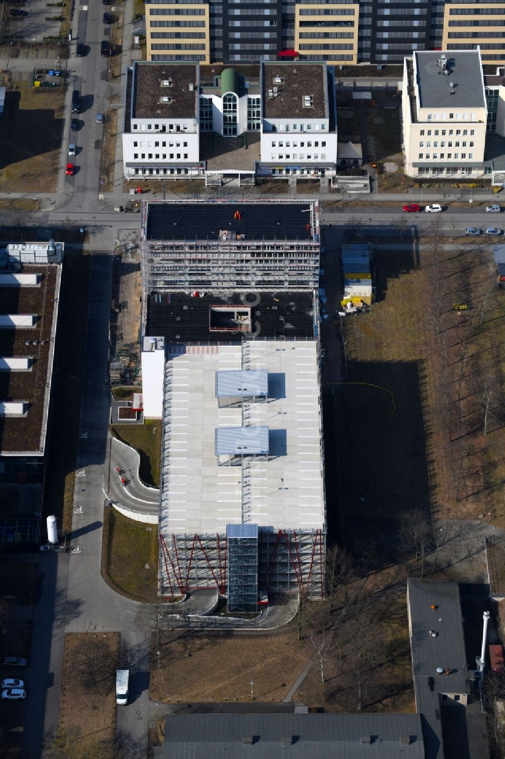 Berlin aus der Vogelperspektive: Neubau- Baustelle im Gewerbegebiet am EUROPA-CENTER Parkhaus Berlin an der Albert-Einstein-Straße im Ortsteil Adlershof in Berlin, Deutschland