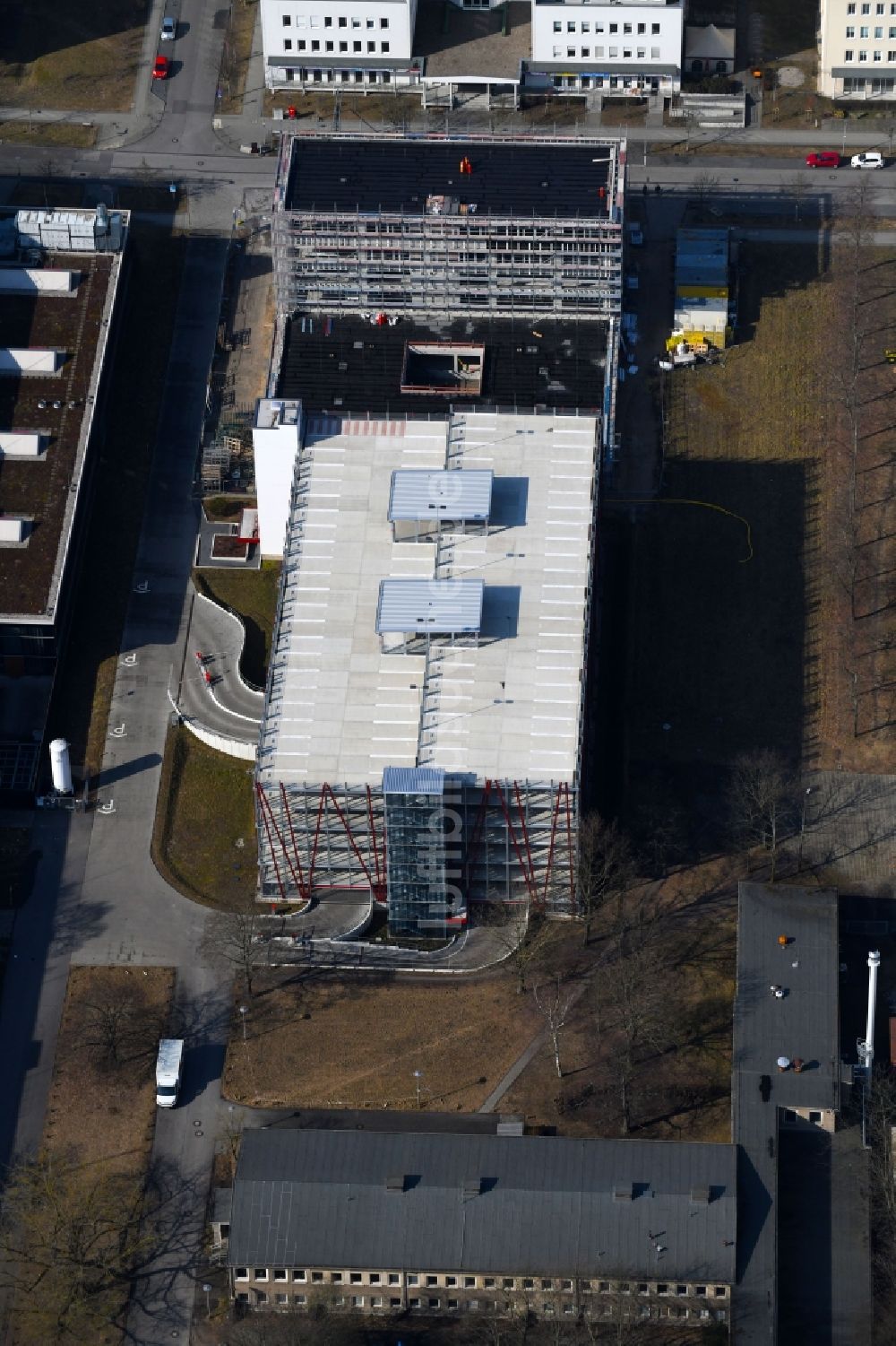 Luftbild Berlin - Neubau- Baustelle im Gewerbegebiet am EUROPA-CENTER Parkhaus Berlin an der Albert-Einstein-Straße im Ortsteil Adlershof in Berlin, Deutschland