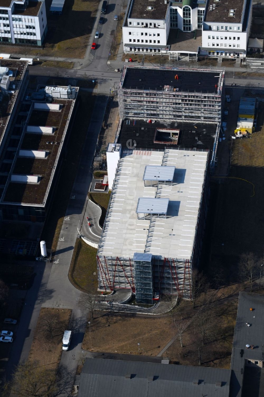 Luftaufnahme Berlin - Neubau- Baustelle im Gewerbegebiet am EUROPA-CENTER Parkhaus Berlin an der Albert-Einstein-Straße im Ortsteil Adlershof in Berlin, Deutschland