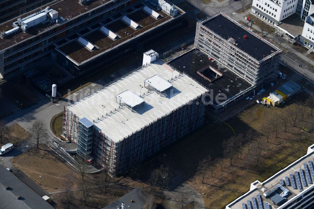 Berlin aus der Vogelperspektive: Neubau- Baustelle im Gewerbegebiet am EUROPA-CENTER Parkhaus Berlin an der Albert-Einstein-Straße im Ortsteil Adlershof in Berlin, Deutschland