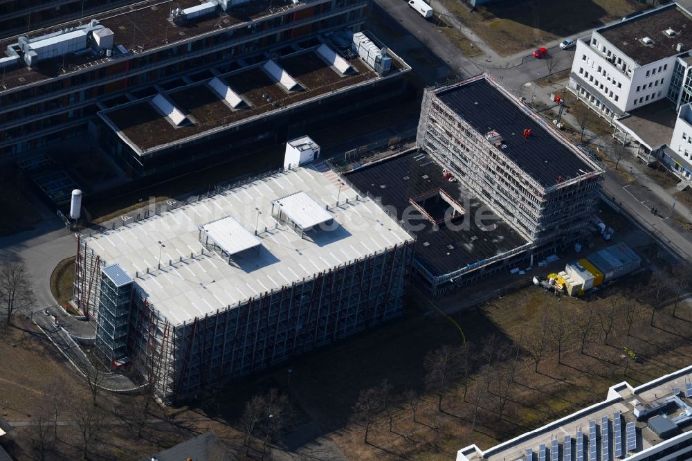 Luftbild Berlin - Neubau- Baustelle im Gewerbegebiet am EUROPA-CENTER Parkhaus Berlin an der Albert-Einstein-Straße im Ortsteil Adlershof in Berlin, Deutschland