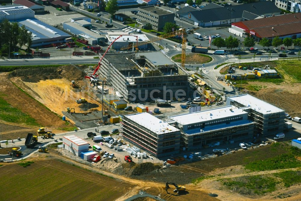 Steinbach (Taunus) aus der Vogelperspektive: Neubau- Baustelle im Gewerbegebiet Im Gründchen am Kreisverkehr Europakreisel an der Bahnstraße Ecke Industriestraße in Steinbach (Taunus) im Bundesland Hessen, Deutschland