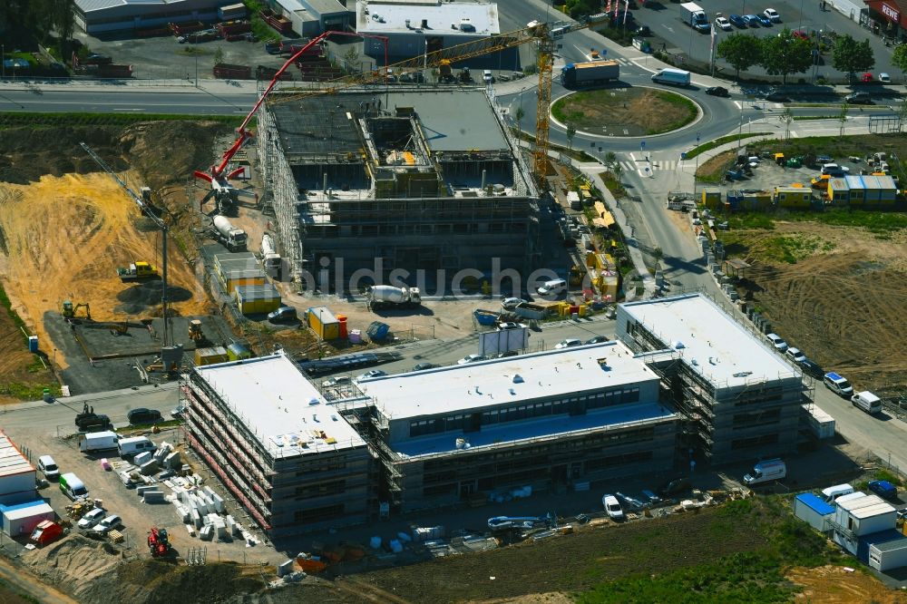 Steinbach (Taunus) aus der Vogelperspektive: Neubau- Baustelle im Gewerbegebiet Im Gründchen am Kreisverkehr Europakreisel an der Bahnstraße Ecke Industriestraße in Steinbach (Taunus) im Bundesland Hessen, Deutschland