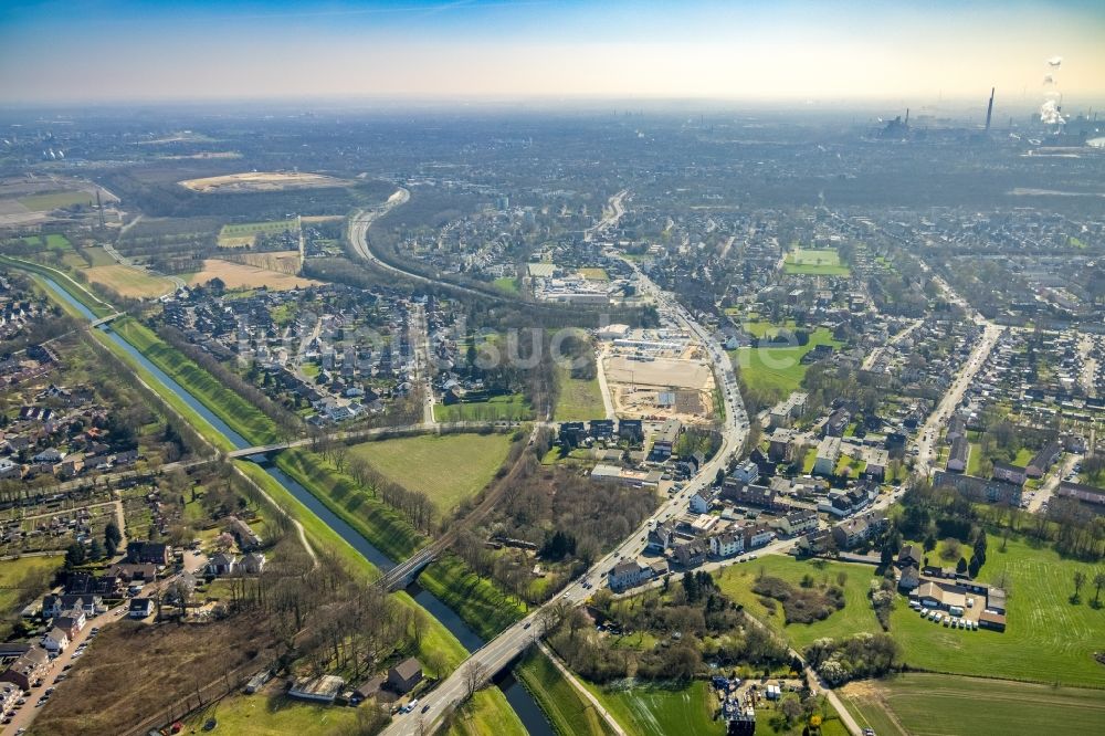 Luftaufnahme Dinslaken - Neubau- Baustelle im Gewerbegebiet Hans-Böckler-Straße - B8 in Dinslaken im Bundesland Nordrhein-Westfalen, Deutschland