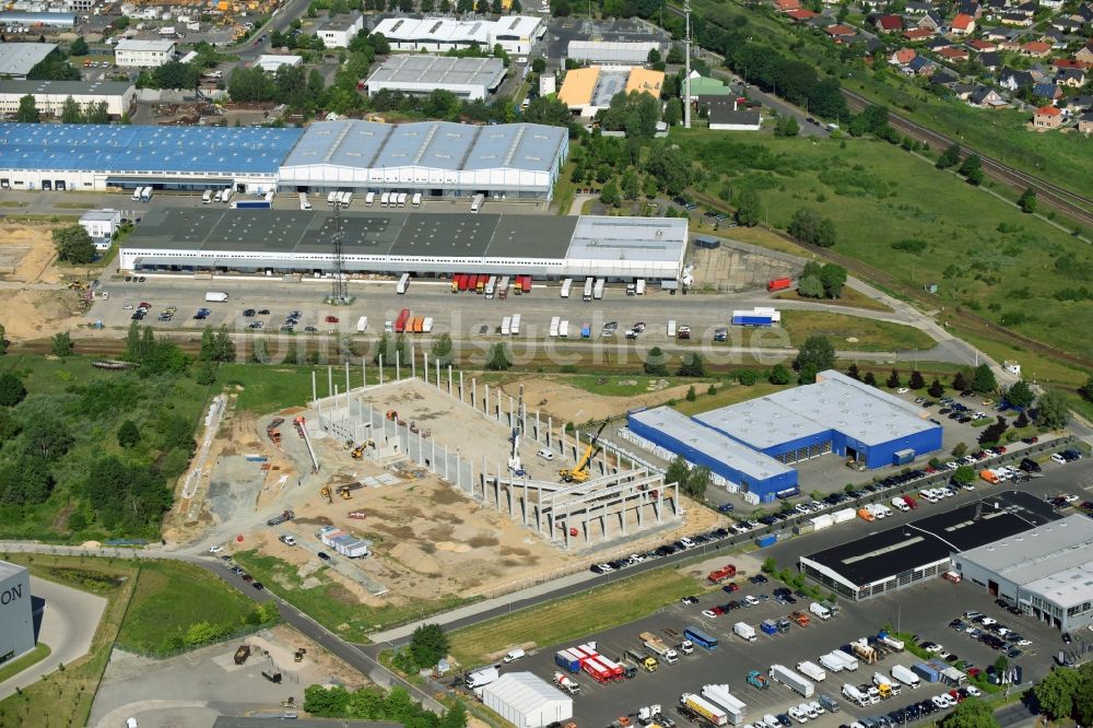 Hoppegarten von oben - Neubau- Baustelle im Gewerbegebiet Industriestraße - Alter Feldweg der Firma coolback GmbH im Ortsteil Dahlwitz-Hoppegarten in Hoppegarten im Bundesland Brandenburg, Deutschland