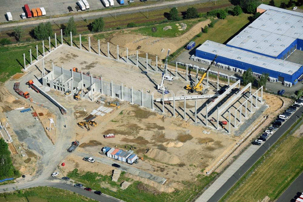 Luftaufnahme Hoppegarten - Neubau- Baustelle im Gewerbegebiet Industriestraße - Alter Feldweg der Firma coolback GmbH im Ortsteil Dahlwitz-Hoppegarten in Hoppegarten im Bundesland Brandenburg, Deutschland