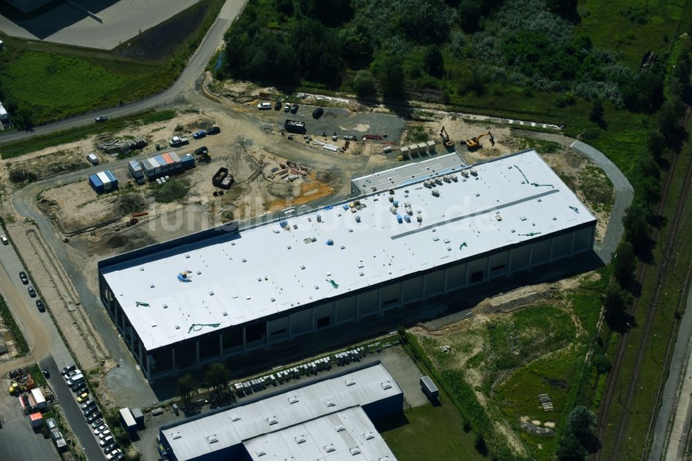 Hoppegarten aus der Vogelperspektive: Neubau- Baustelle im Gewerbegebiet Industriestraße - Alter Feldweg der Firma coolback GmbH im Ortsteil Dahlwitz-Hoppegarten in Hoppegarten im Bundesland Brandenburg, Deutschland