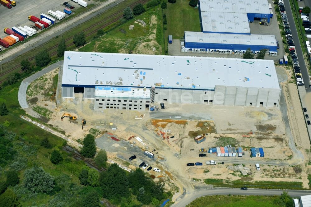 Hoppegarten aus der Vogelperspektive: Neubau- Baustelle im Gewerbegebiet Industriestraße - Alter Feldweg der Firma coolback GmbH im Ortsteil Dahlwitz-Hoppegarten in Hoppegarten im Bundesland Brandenburg, Deutschland