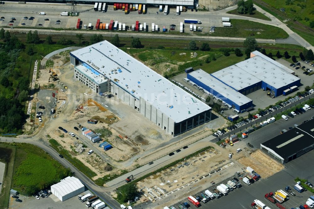 Luftaufnahme Hoppegarten - Neubau- Baustelle im Gewerbegebiet Industriestraße - Alter Feldweg der Firma coolback GmbH im Ortsteil Dahlwitz-Hoppegarten in Hoppegarten im Bundesland Brandenburg, Deutschland