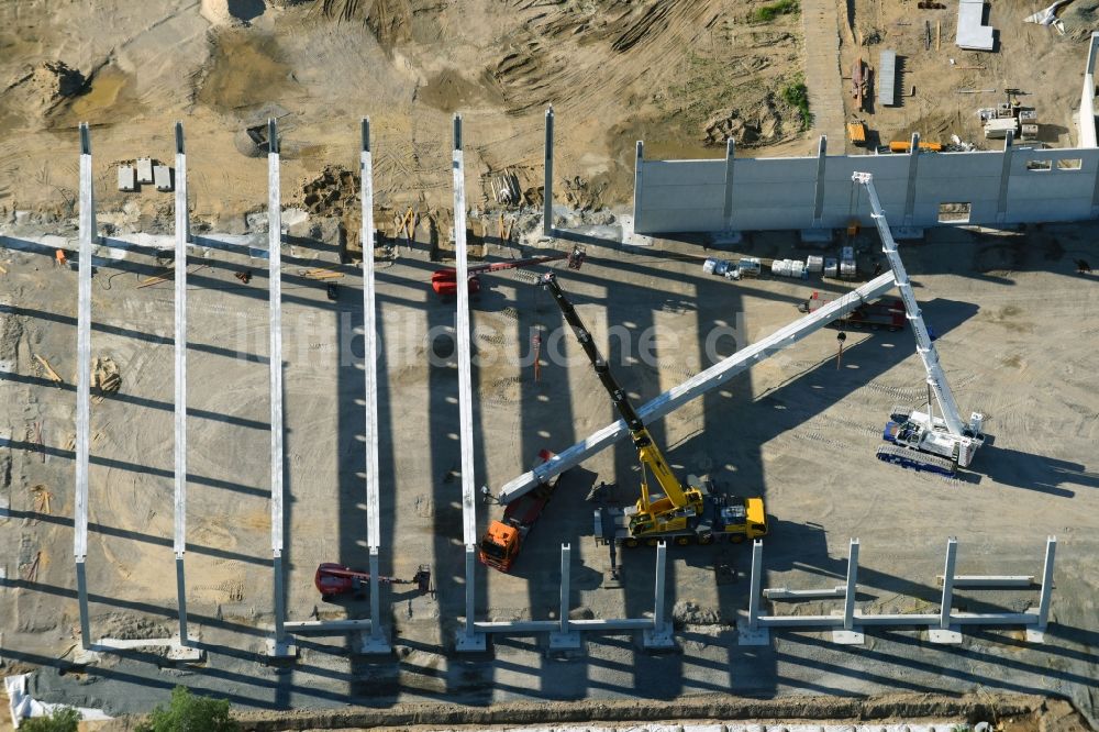 Hoppegarten von oben - Neubau- Baustelle im Gewerbegebiet Industriestraße - Alter Feldweg der Firma coolback GmbH im Ortsteil Dahlwitz-Hoppegarten in Hoppegarten im Bundesland Brandenburg, Deutschland