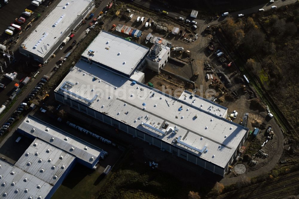 Hoppegarten von oben - Neubau- Baustelle im Gewerbegebiet Industriestraße - Alter Feldweg der Firma coolback GmbH im Ortsteil Dahlwitz-Hoppegarten in Hoppegarten im Bundesland Brandenburg, Deutschland