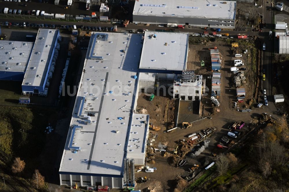 Hoppegarten von oben - Neubau- Baustelle im Gewerbegebiet Industriestraße - Alter Feldweg der Firma coolback GmbH im Ortsteil Dahlwitz-Hoppegarten in Hoppegarten im Bundesland Brandenburg, Deutschland