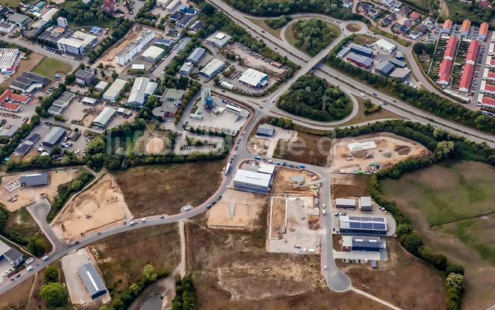 Luftaufnahme Schönkirchen - Neubau- Baustelle im Gewerbegebiet in Schönkirchen im Bundesland Schleswig-Holstein, Deutschland