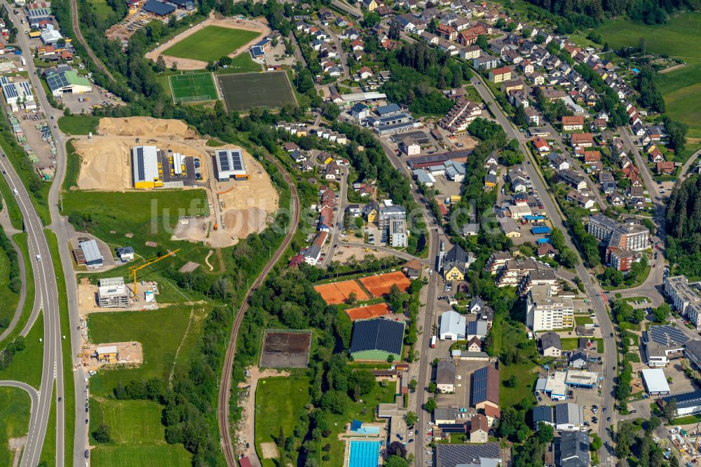 Luftaufnahme Titisee-Neustadt - Neubau- Baustelle im Gewerbegebiet in Titisee-Neustadt im Bundesland Baden-Württemberg, Deutschland