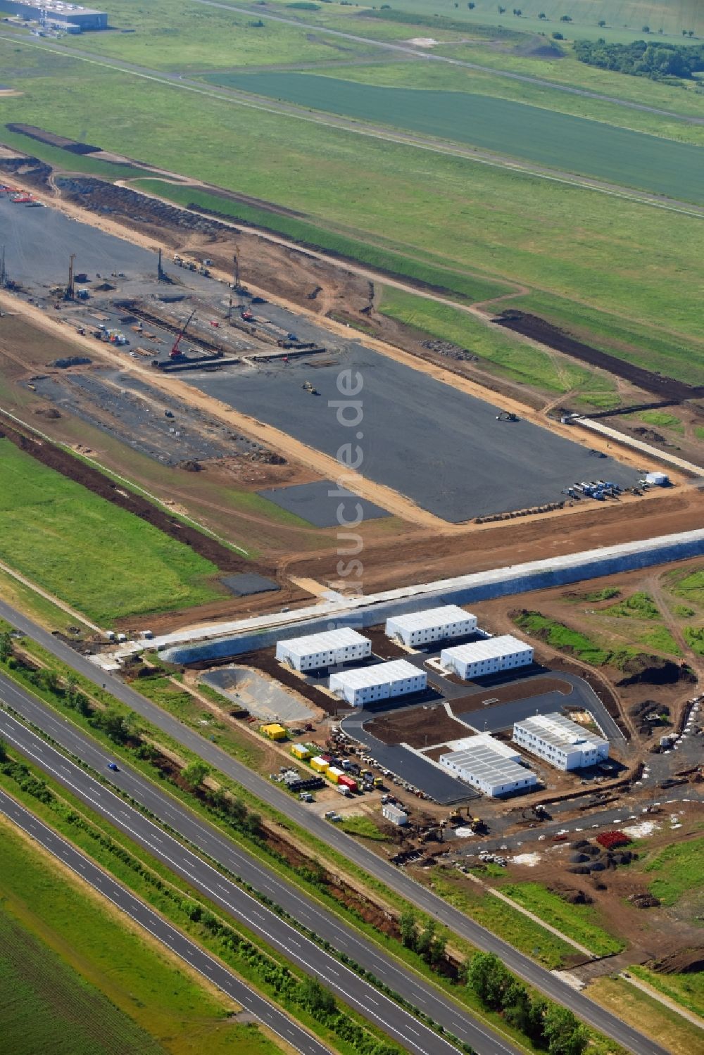 Velemysleves - Welmschloß aus der Vogelperspektive: Neubau- Baustelle im Gewerbegebiet Triangle Strategic Industrial Zone in Velemysleves - Welmschloß in Okres Louny, Tschechien