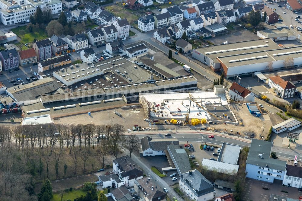 Arnsberg aus der Vogelperspektive: Neubau - Baustelle im Gewerbegebiet zwischen der Straße Lange Wende und der Stembergstraße im Ortsteil Neheim in Arnsberg im Bundesland Nordrhein-Westfalen, Deutschland