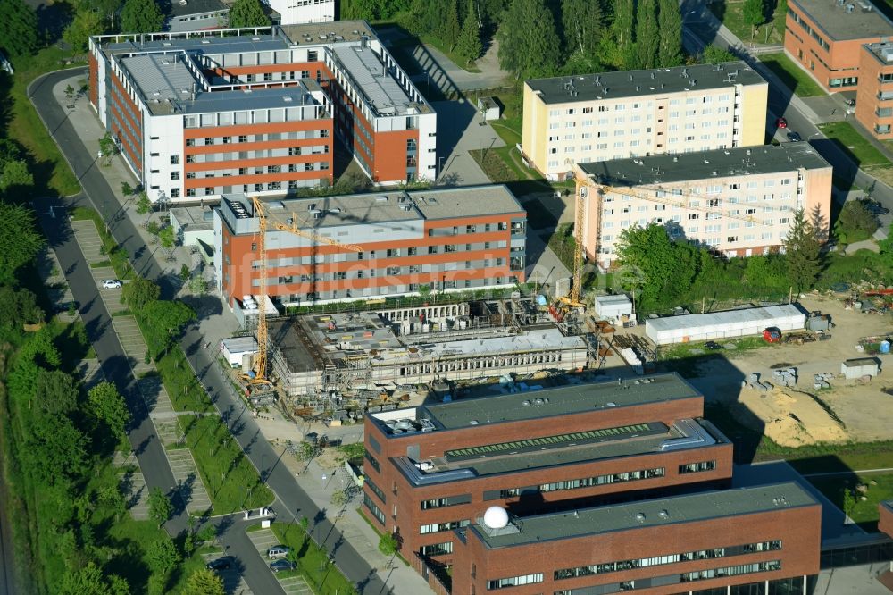 Rostock aus der Vogelperspektive: Neubau- Baustelle Instituts für Chemie an der Albert-Einstein-Straße in Rostock im Bundesland Mecklenburg-Vorpommern, Deutschland