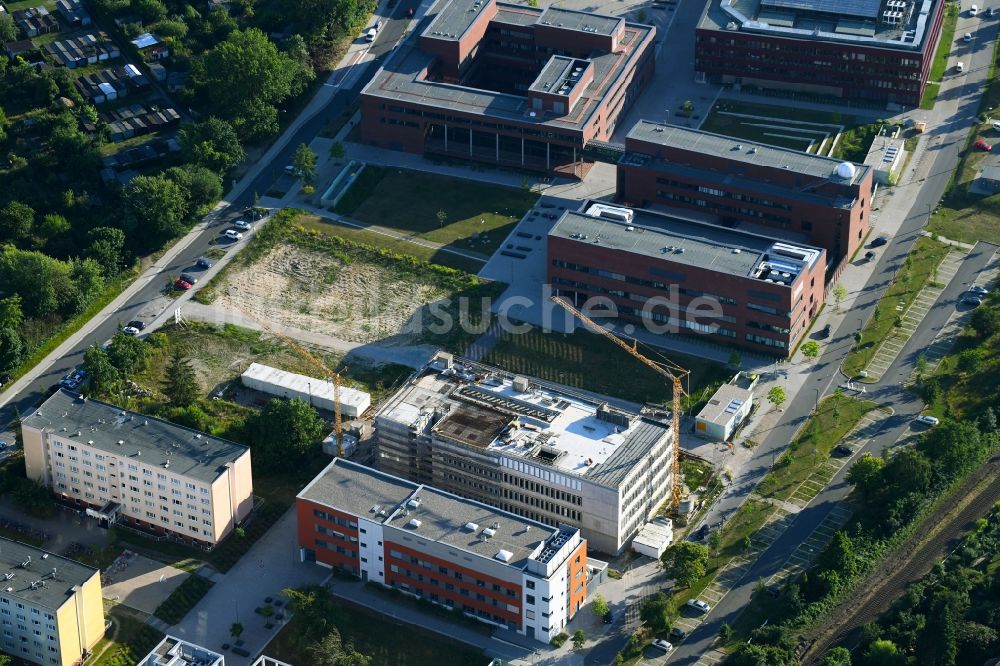 Rostock aus der Vogelperspektive: Neubau- Baustelle Instituts für Chemie an der Albert-Einstein-Straße in Rostock im Bundesland Mecklenburg-Vorpommern, Deutschland