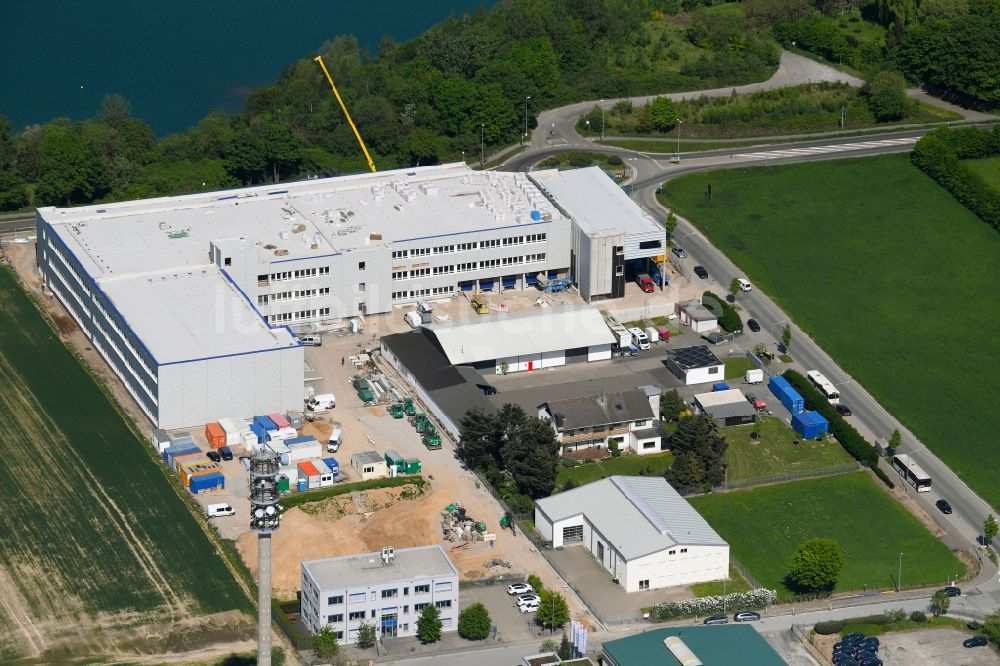 Pulheim von oben - Neubau- Baustelle der ProServ Management GmbH im Gewerbegebiet in Pulheim im Bundesland Nordrhein-Westfalen, Deutschland