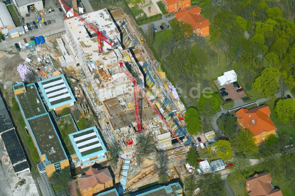 Luftaufnahme Berlin - Neubau- Baustelle für ein Rehabilitationszentrum der Rehaklinik im Ortsteil Marzahn in Berlin, Deutschland