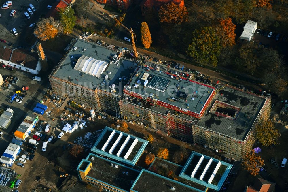 Luftaufnahme Berlin - Neubau- Baustelle für ein Rehabilitationszentrum der Rehaklinik im Ortsteil Marzahn in Berlin, Deutschland