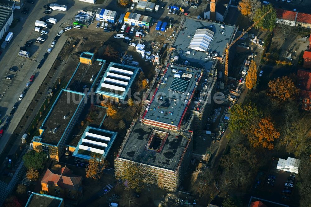 Luftaufnahme Berlin - Neubau- Baustelle für ein Rehabilitationszentrum der Rehaklinik im Ortsteil Marzahn in Berlin, Deutschland