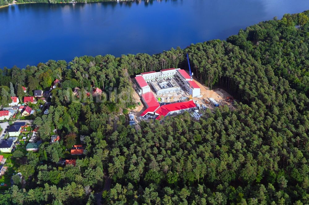 Luftaufnahme Strausberg - Neubau- Baustelle für ein Rehabilitationszentrum der Rehaklinik in Strausberg im Bundesland Brandenburg, Deutschland