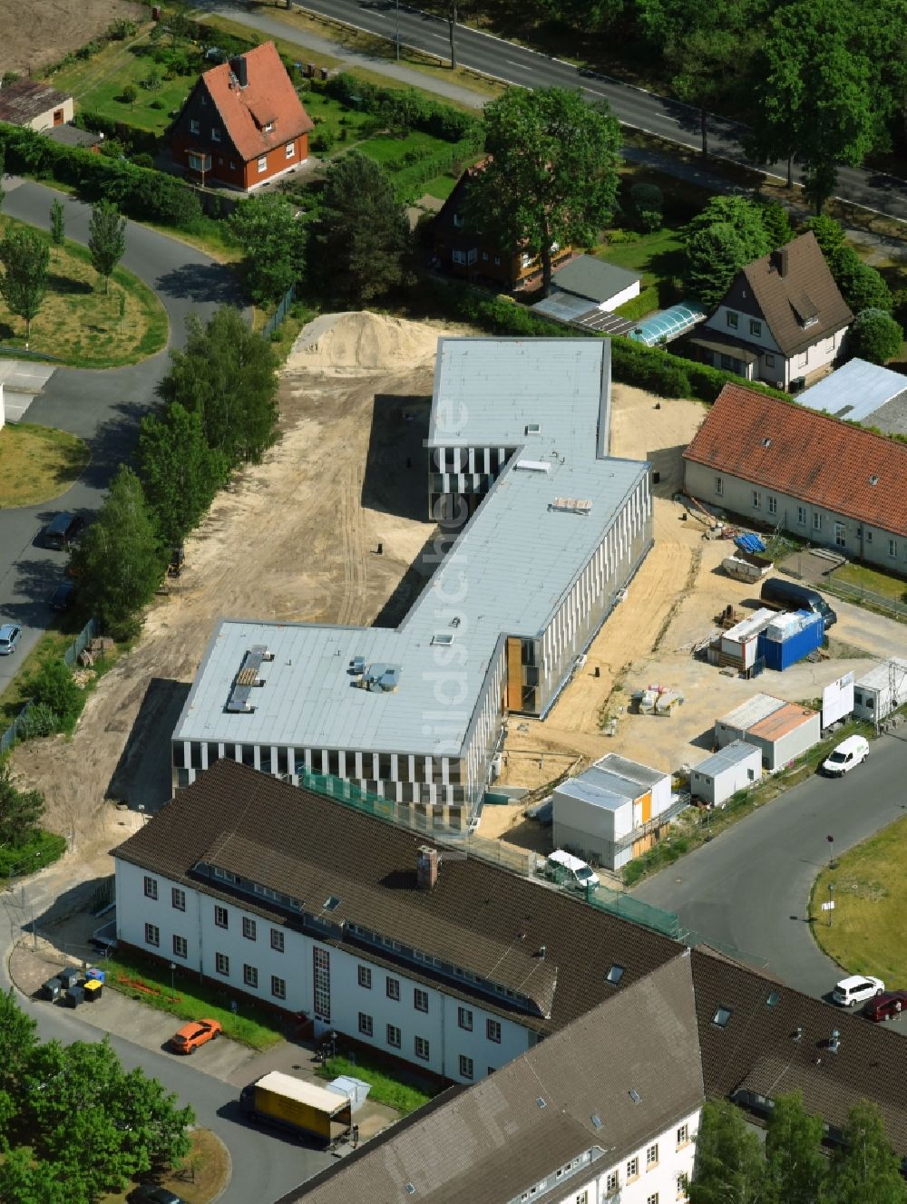 Luftaufnahme Oranienburg - Neubau- Baustelle Verwaltungsgebäude der staatlichen Behörde Erweiterungsbau Finanzamt am Heinrich-Grüber-Platz in Oranienburg im Bundesland Brandenburg, Deutschland