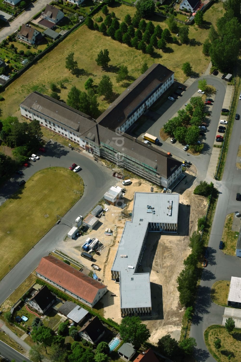 Luftaufnahme Oranienburg - Neubau- Baustelle Verwaltungsgebäude der staatlichen Behörde Erweiterungsbau Finanzamt am Heinrich-Grüber-Platz in Oranienburg im Bundesland Brandenburg, Deutschland