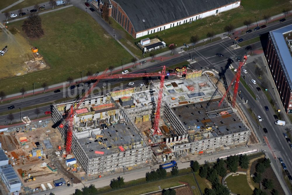 Berlin von oben - Neubau- Baustelle Verwaltungsgebäude der staatlichen Behörde Laborgebäude mit Verwaltung für das Landeslabor Berlin-Brandenburg (LLBB) im Ortsteil Adlershof in Berlin