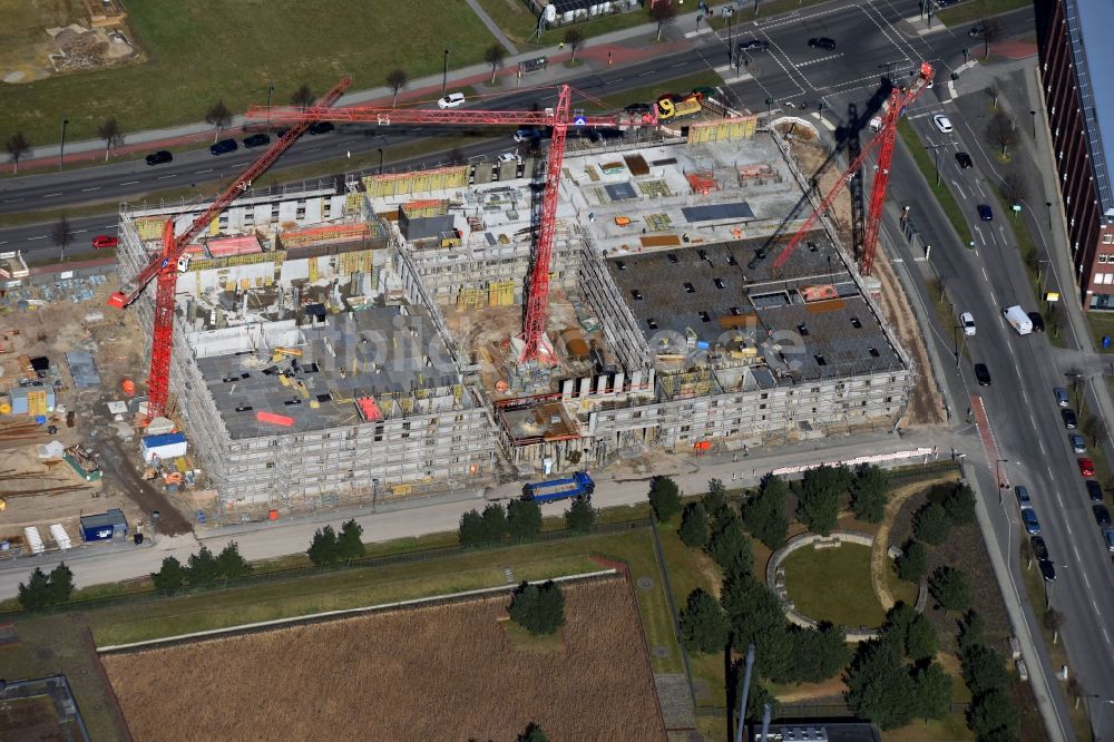 Berlin aus der Vogelperspektive: Neubau- Baustelle Verwaltungsgebäude der staatlichen Behörde Laborgebäude mit Verwaltung für das Landeslabor Berlin-Brandenburg (LLBB) im Ortsteil Adlershof in Berlin