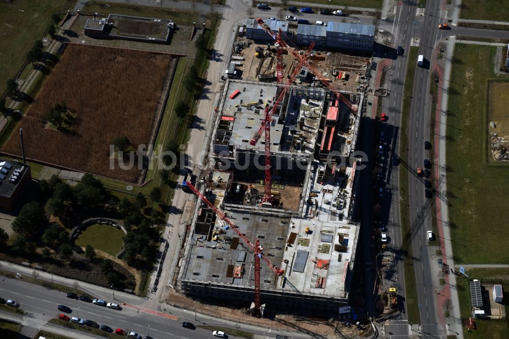 Luftbild Berlin - Neubau- Baustelle Verwaltungsgebäude der staatlichen Behörde Laborgebäude mit Verwaltung für das Landeslabor Berlin-Brandenburg (LLBB) im Ortsteil Adlershof in Berlin