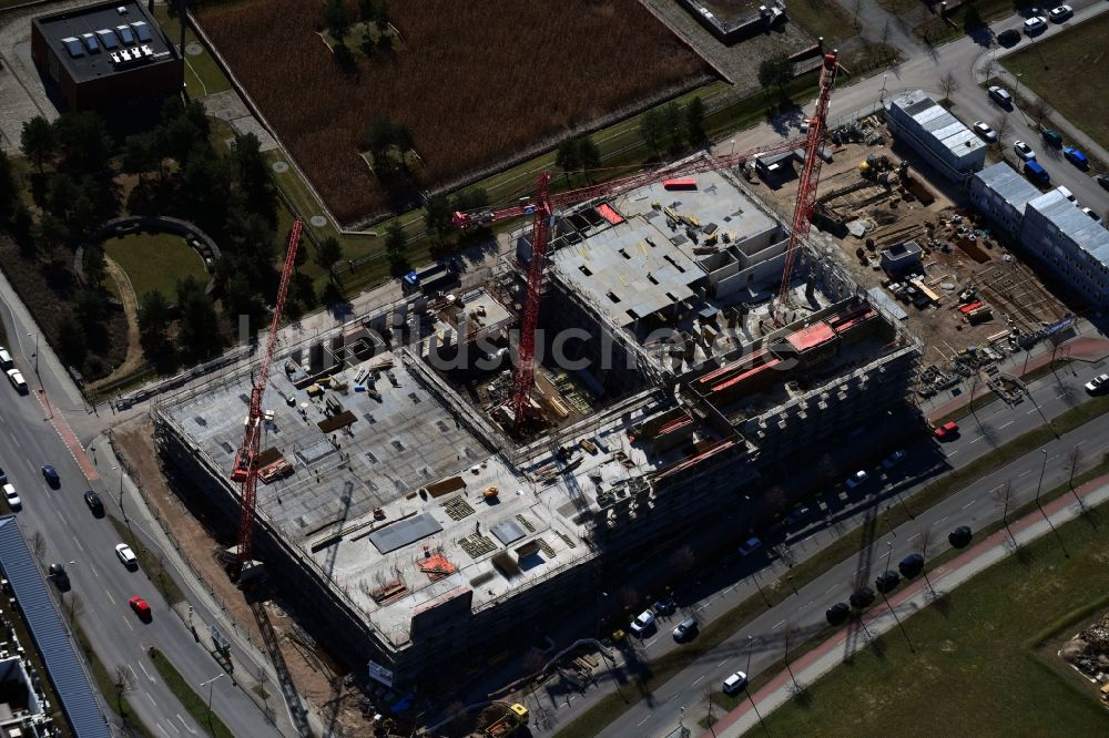 Luftaufnahme Berlin - Neubau- Baustelle Verwaltungsgebäude der staatlichen Behörde Laborgebäude mit Verwaltung für das Landeslabor Berlin-Brandenburg (LLBB) im Ortsteil Adlershof in Berlin