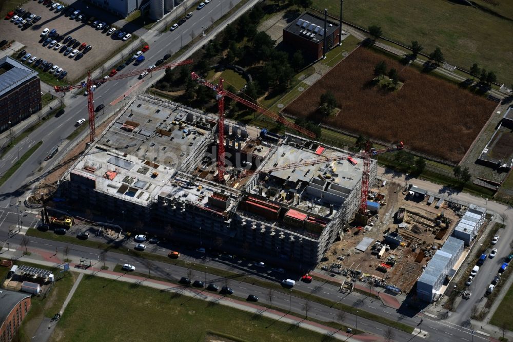 Luftbild Berlin - Neubau- Baustelle Verwaltungsgebäude der staatlichen Behörde Laborgebäude mit Verwaltung für das Landeslabor Berlin-Brandenburg (LLBB) im Ortsteil Adlershof in Berlin