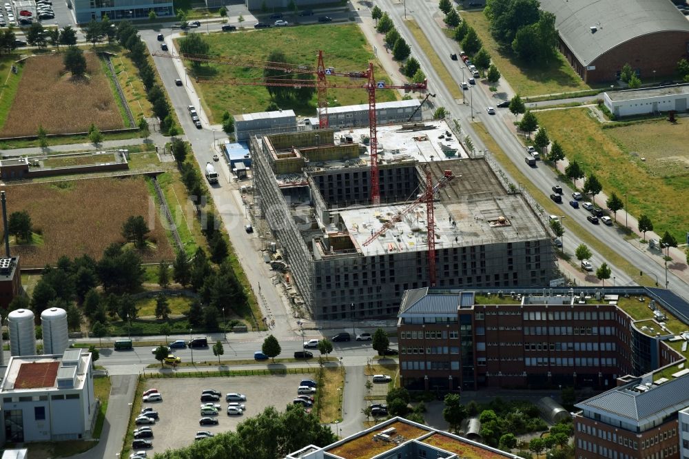 Berlin von oben - Neubau- Baustelle Verwaltungsgebäude der staatlichen Behörde Laborgebäude mit Verwaltung für das Landeslabor Berlin-Brandenburg (LLBB) im Ortsteil Adlershof in Berlin