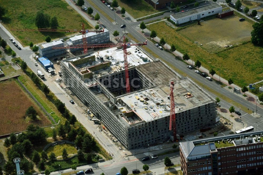 Berlin aus der Vogelperspektive: Neubau- Baustelle Verwaltungsgebäude der staatlichen Behörde Laborgebäude mit Verwaltung für das Landeslabor Berlin-Brandenburg (LLBB) im Ortsteil Adlershof in Berlin