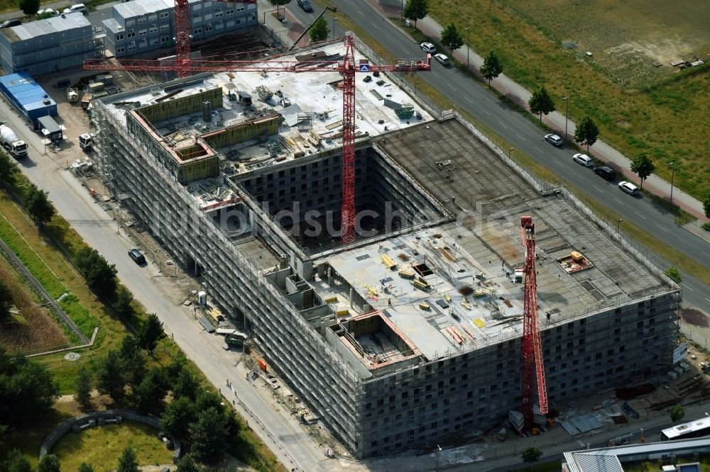 Luftbild Berlin - Neubau- Baustelle Verwaltungsgebäude der staatlichen Behörde Laborgebäude mit Verwaltung für das Landeslabor Berlin-Brandenburg (LLBB) im Ortsteil Adlershof in Berlin