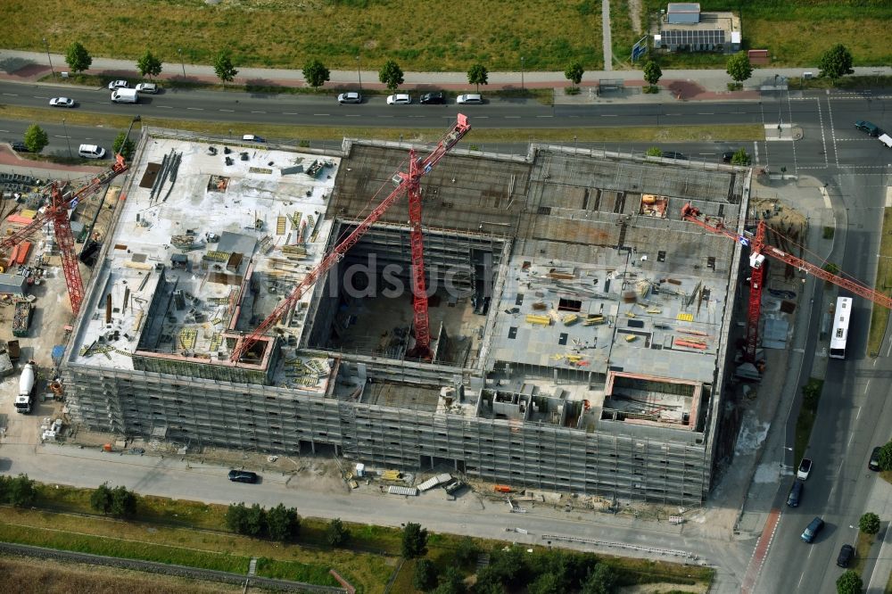 Luftaufnahme Berlin - Neubau- Baustelle Verwaltungsgebäude der staatlichen Behörde Laborgebäude mit Verwaltung für das Landeslabor Berlin-Brandenburg (LLBB) im Ortsteil Adlershof in Berlin