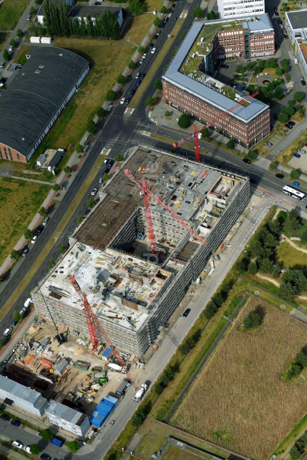 Luftaufnahme Berlin - Neubau- Baustelle Verwaltungsgebäude der staatlichen Behörde Laborgebäude mit Verwaltung für das Landeslabor Berlin-Brandenburg (LLBB) im Ortsteil Adlershof in Berlin