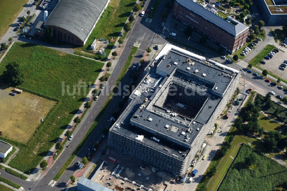 Berlin von oben - Neubau- Baustelle Verwaltungsgebäude der staatlichen Behörde Laborgebäude mit Verwaltung für das Landeslabor Berlin-Brandenburg (LLBB) im Ortsteil Adlershof in Berlin