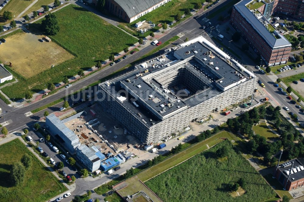 Berlin aus der Vogelperspektive: Neubau- Baustelle Verwaltungsgebäude der staatlichen Behörde Laborgebäude mit Verwaltung für das Landeslabor Berlin-Brandenburg (LLBB) im Ortsteil Adlershof in Berlin