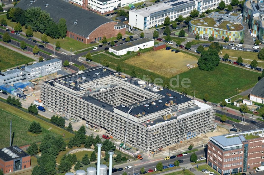 Berlin von oben - Neubau- Baustelle Verwaltungsgebäude der staatlichen Behörde Laborgebäude mit Verwaltung für das Landeslabor Berlin-Brandenburg (LLBB) im Ortsteil Adlershof in Berlin