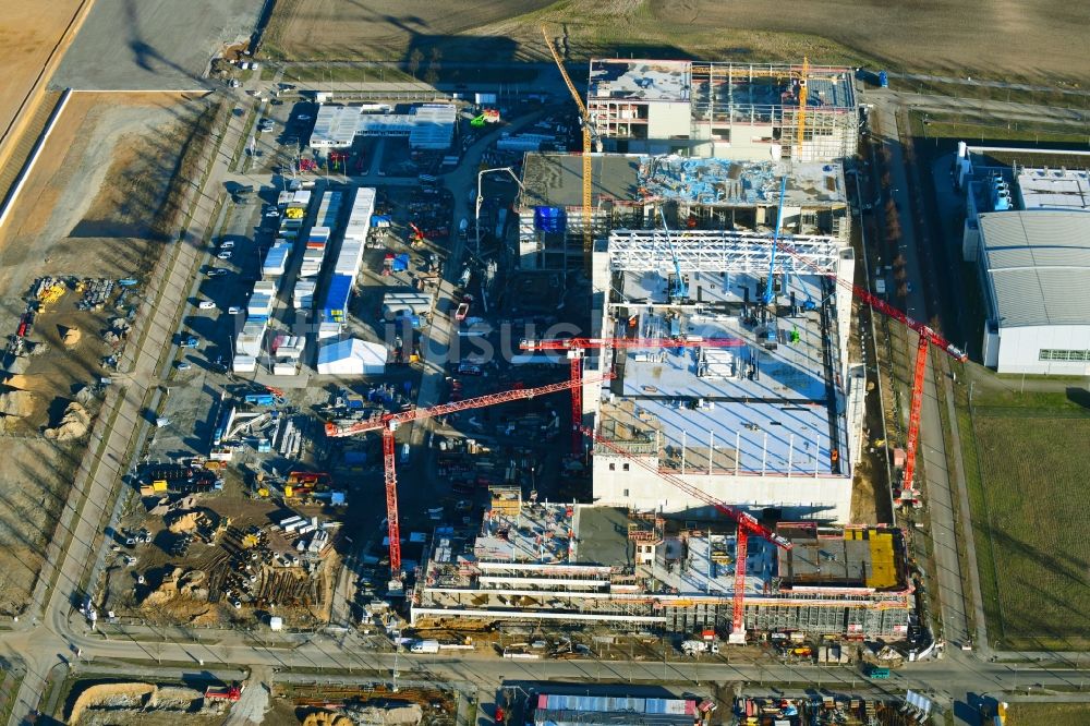 Dresden aus der Vogelperspektive: Neubau - Baustelle auf dem Werksgelände der Robert Bosch Semiconductor Manufacturing Dresden GmbH im Ortsteil Hellerau in Dresden im Bundesland Sachsen, Deutschland