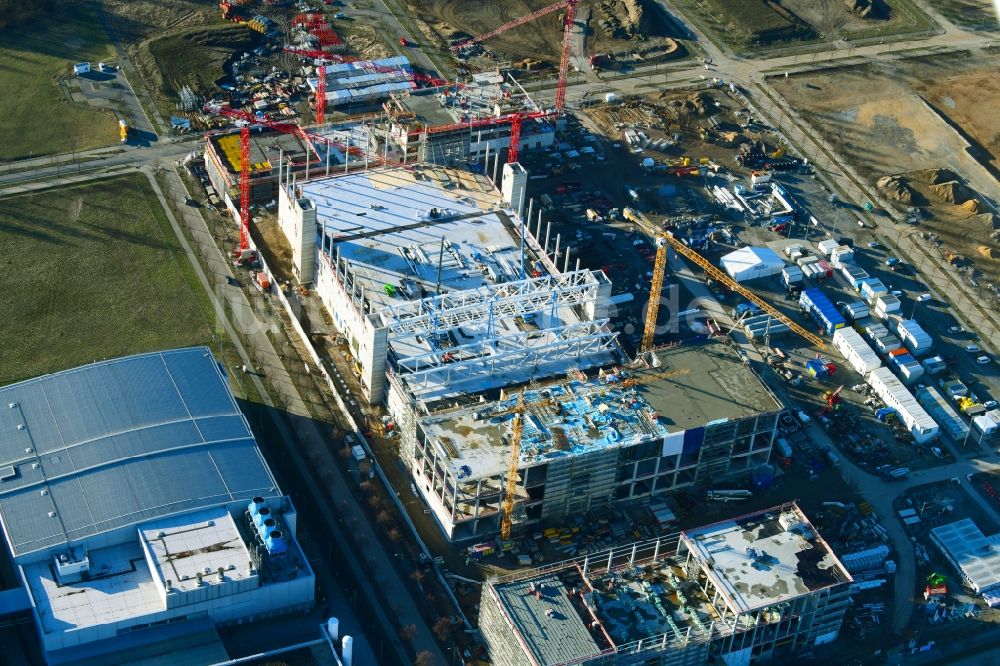 Dresden aus der Vogelperspektive: Neubau - Baustelle auf dem Werksgelände der Robert Bosch Semiconductor Manufacturing Dresden GmbH im Ortsteil Hellerau in Dresden im Bundesland Sachsen, Deutschland