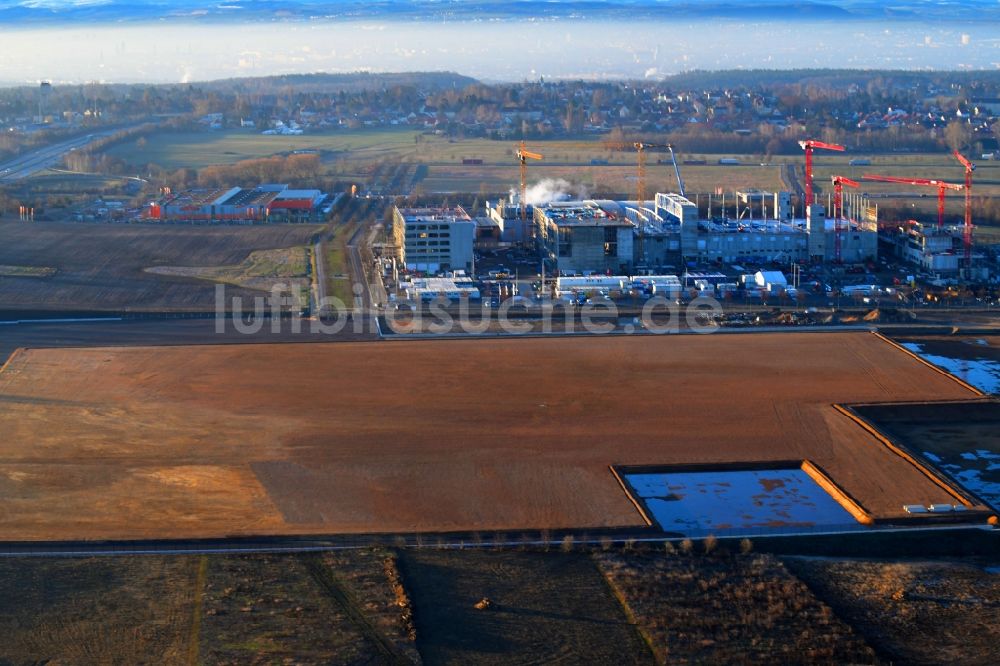 Luftaufnahme Dresden - Neubau - Baustelle auf dem Werksgelände der Robert Bosch Semiconductor Manufacturing Dresden GmbH im Ortsteil Hellerau in Dresden im Bundesland Sachsen, Deutschland