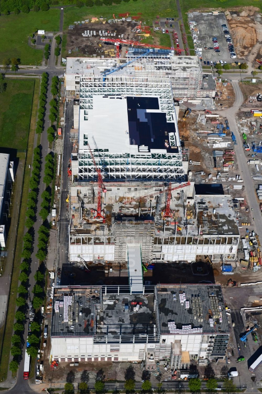 Luftaufnahme Dresden - Neubau - Baustelle auf dem Werksgelände der Robert Bosch Semiconductor Manufacturing Dresden GmbH im Ortsteil Hellerau in Dresden im Bundesland Sachsen, Deutschland