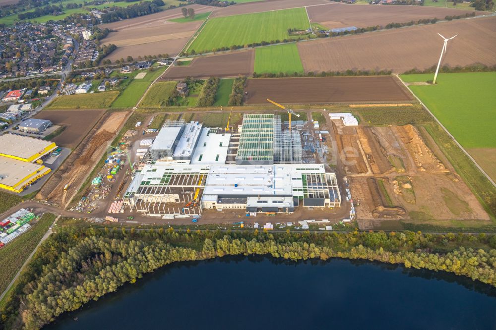 Weeze von oben - Neubau - Baustelle des Werksgelände zur Produktion von Schwerwellpappe in Weeze im Bundesland Nordrhein-Westfalen, Deutschland