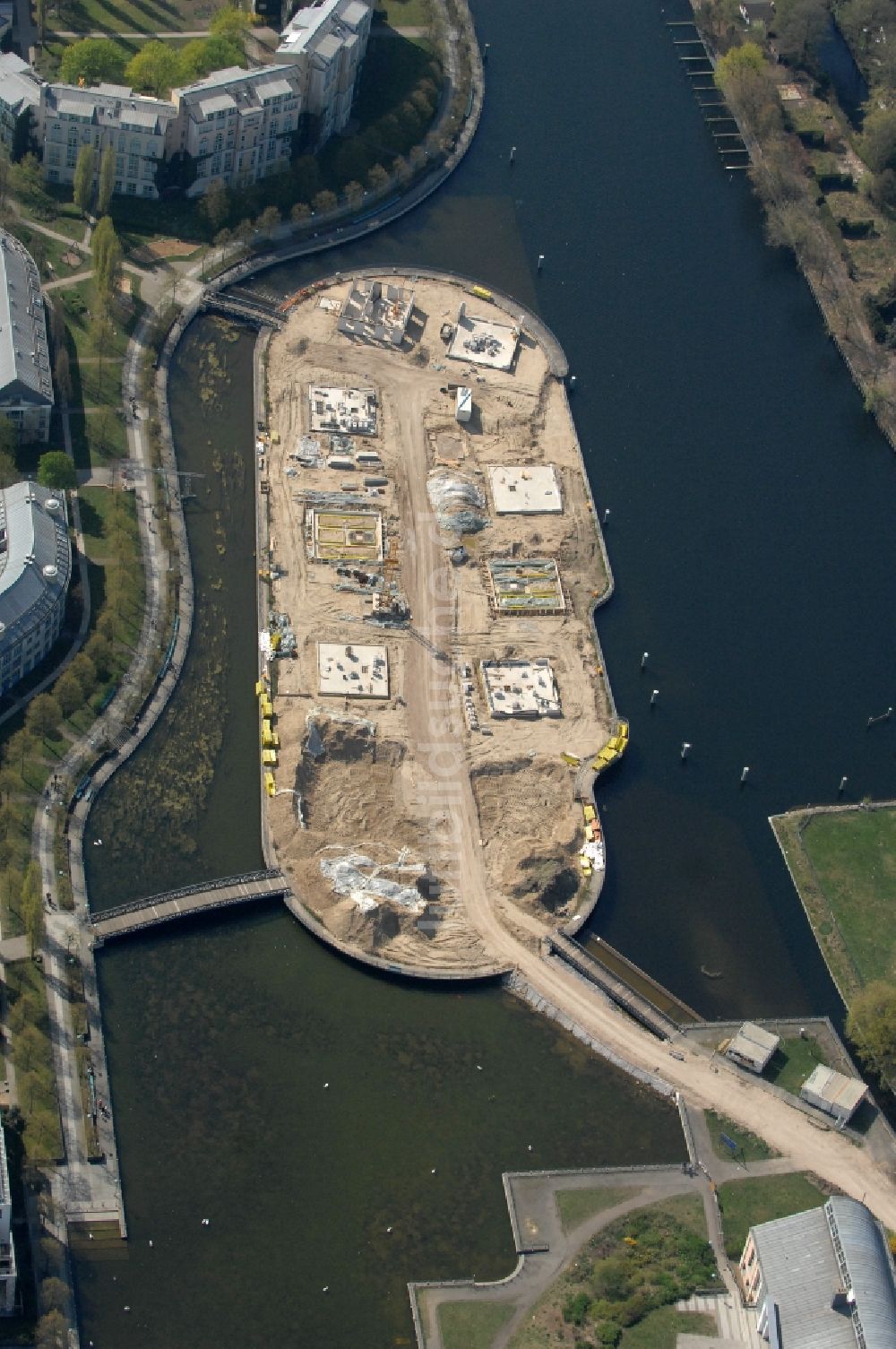 Luftaufnahme Berlin - Neubau- Baustelle zum Wohngebiet der Mehrfamilienhaussiedlung am Tegeler Hafen im Ortsteil Reinickendorf in Berlin, Deutschland