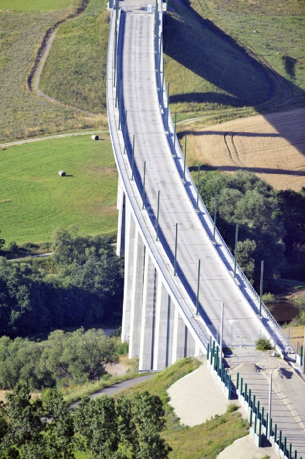 Luftaufnahme Wümbach - Neubau des Betonviaduktes Wümbachtalbrücke ICE Strecke VDE im Bundesland Thüringen